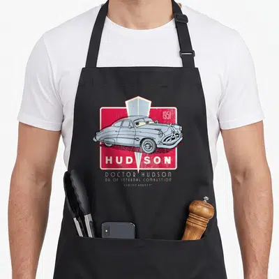 Tablier de cuisine noir avec illustration vintage du Hudson Hornet 1951 et texte Doctor Hudson.