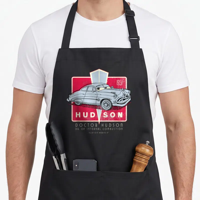 Tablier de cuisine noir avec illustration vintage du Hudson Hornet 1951 et texte Doctor Hudson.