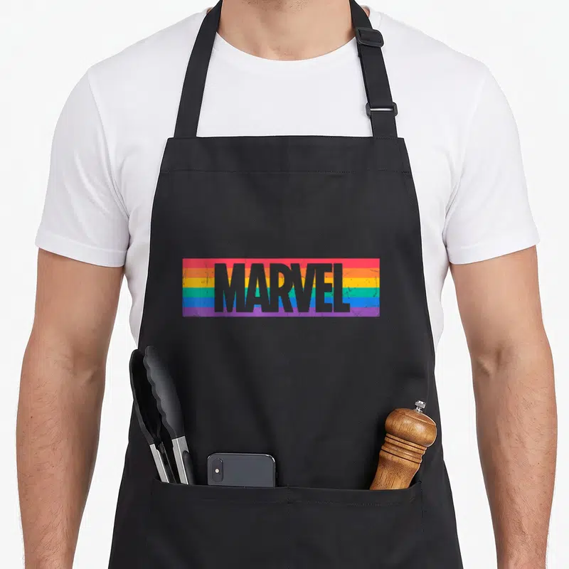 Tablier de cuisine noir avec logo Marvel en gris sur fond d'arc-en-ciel aux bandes colorées et texture vieillie.