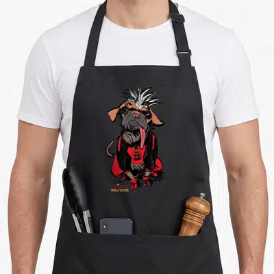 Tablier de cuisine noir avec illustration d'un pug en tenue rouge et noire style comic book.