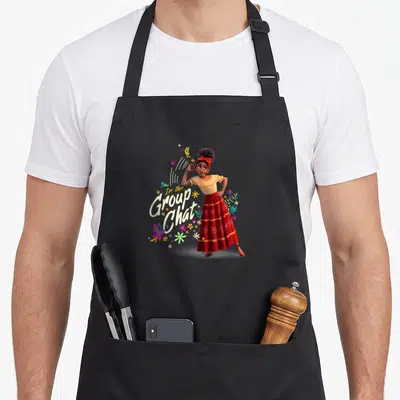 Tablier de cuisine noir avec Dolores Encanto et le texte In the Group Chat entouré de fleurs colorées.