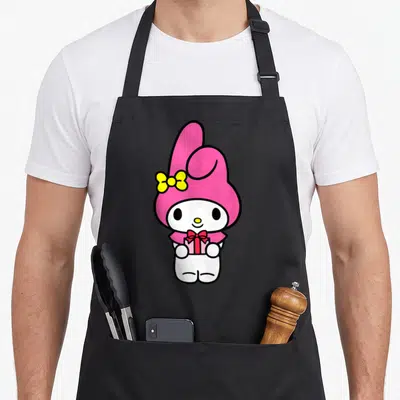 Tablier de cuisine noir avec My Melody tenant un cadeau rose et un nœud jaune sur l'oreille.