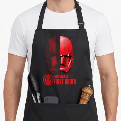 Tablier de cuisine noir avec illustration casque Sith Trooper rouge et texte Allegiance First Order en bas.