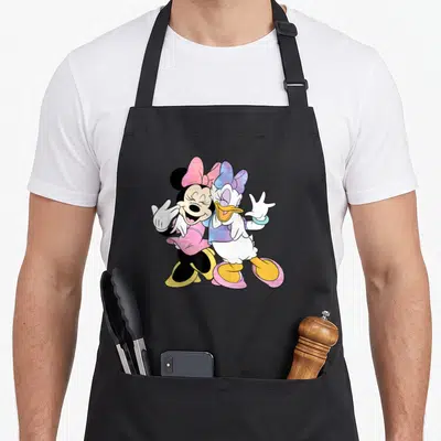 Tablier de cuisine noir avec Minnie et Daisy Best Friends aux couleurs pastel et bows roses et bleus.