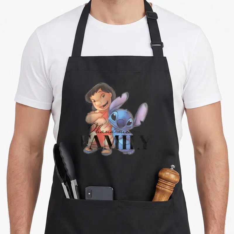 Tablier de cuisine noir avec Lilo et Stitch enlacés et le texte Ohana means Family imprimé au centre.