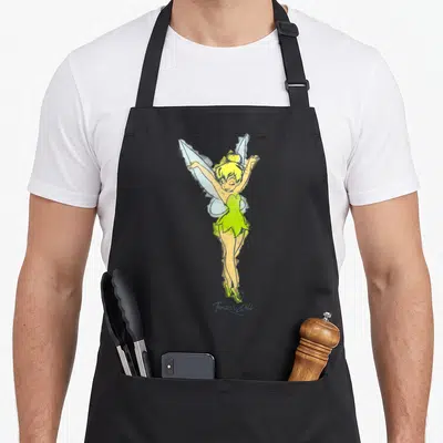 Tablier de cuisine noir avec illustration aquarellisée de Tinker Bell aux ailes déployées et signature manuscrite.