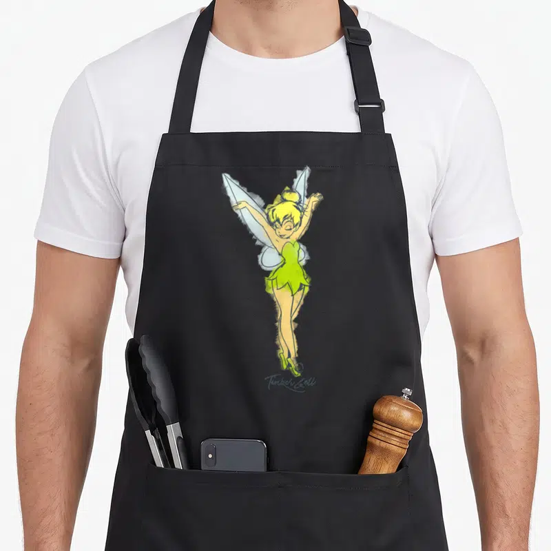 Tablier de cuisine noir avec illustration aquarellisée de Tinker Bell aux ailes déployées et signature manuscrite.