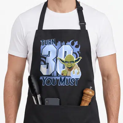 Tablier de cuisine noir avec portrait de Yoda, le chiffre 30 et les mots Turn You Must imprimés en bleu et blanc.