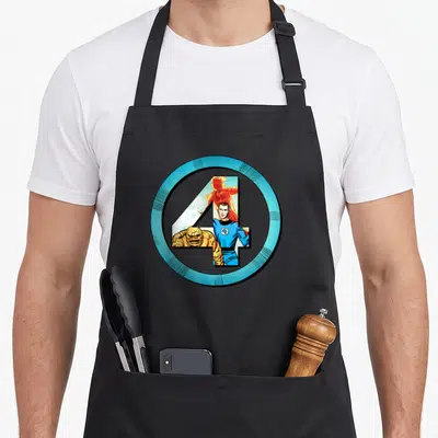 Tablier de cuisine noir avec le logo circulaire bleu des Quatre Super Héros Fantastiques en style vintage.