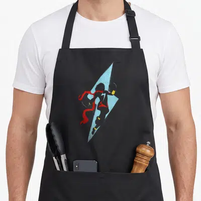 Tablier de cuisine noir avec une illustration de Ms. Marvel traversant un éclair bleu et une écharpe rouge.