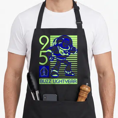 Tablier de cuisine noir avec illustration rétro de Buzz Lightyear, le chiffre 95 et son nom en bas.