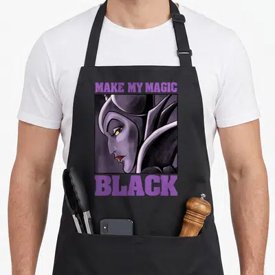 Tablier de cuisine noir avec portrait stylisé de Maléfique et texte violet Make My Magic Black.