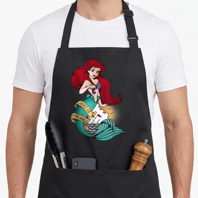 Tablier de cuisine noir avec illustration Ariel sirène style tattoo et ruban Parts of your world