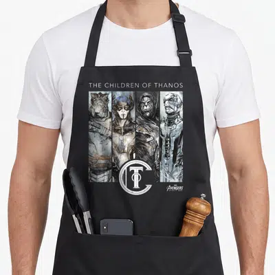 Tablier de cuisine noir avec illustration des Quatre Fils de Thanos et logo circulaire TC au centre.