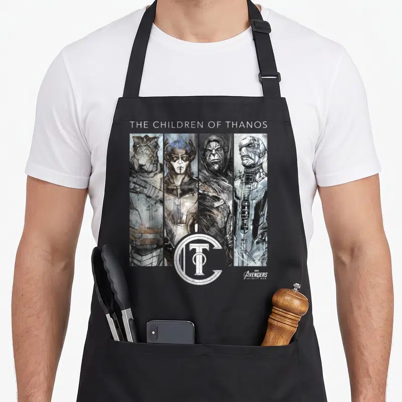 Tablier de cuisine noir avec illustration des Quatre Fils de Thanos et logo circulaire TC au centre.