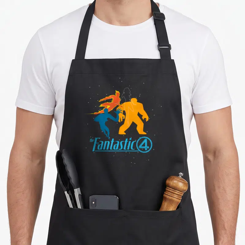 Tablier de cuisine noir avec quatre silhouettes colorées et le titre The Fantastic Four 4 en bleu sous l'illustration.