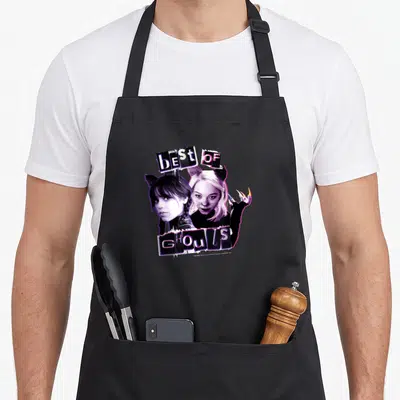 Tablier de cuisine noir avec illustration Best of Ghouls et portraits de Wednesday et Enid au style collage vintage.