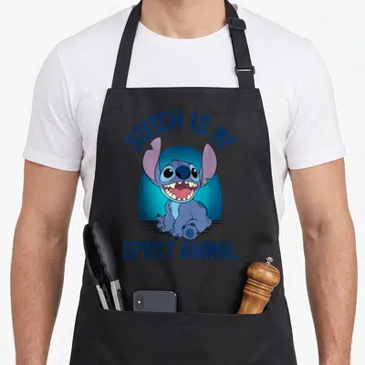 Tablier de cuisine noir avec Stitch is my spirit animal et l'illustration de l'alien bleu souriant.