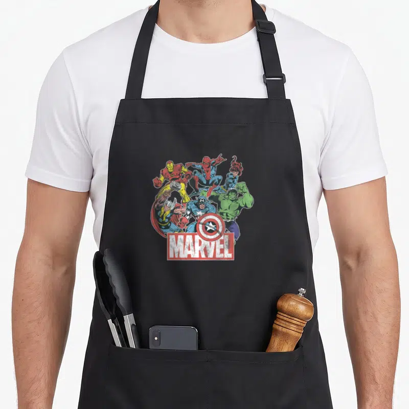 Tablier de cuisine noir avec une illustration colorée des Avengers et le logo MARVEL en bas.