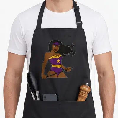 Tablier de cuisine noir avec illustration super héroïne afro femme costume violet étoile jaune baguette noire