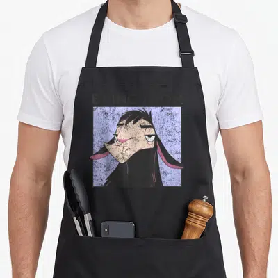Tablier de cuisine noir avec portrait de Kuzco et texte Bring It On en style vintage déstructuré.