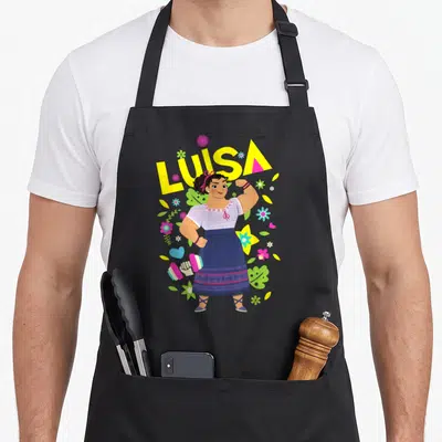 Tablier de cuisine noir avec illustration de Luisa Madrigal entourée de fleurs et du mot Luisa en lettres jaunes.