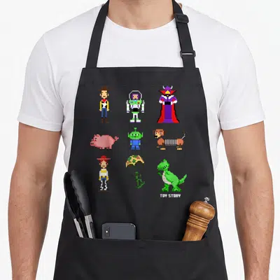 Tablier de cuisine noir avec personnages Toy Story en pixel art 8 bit style rétro coloré.