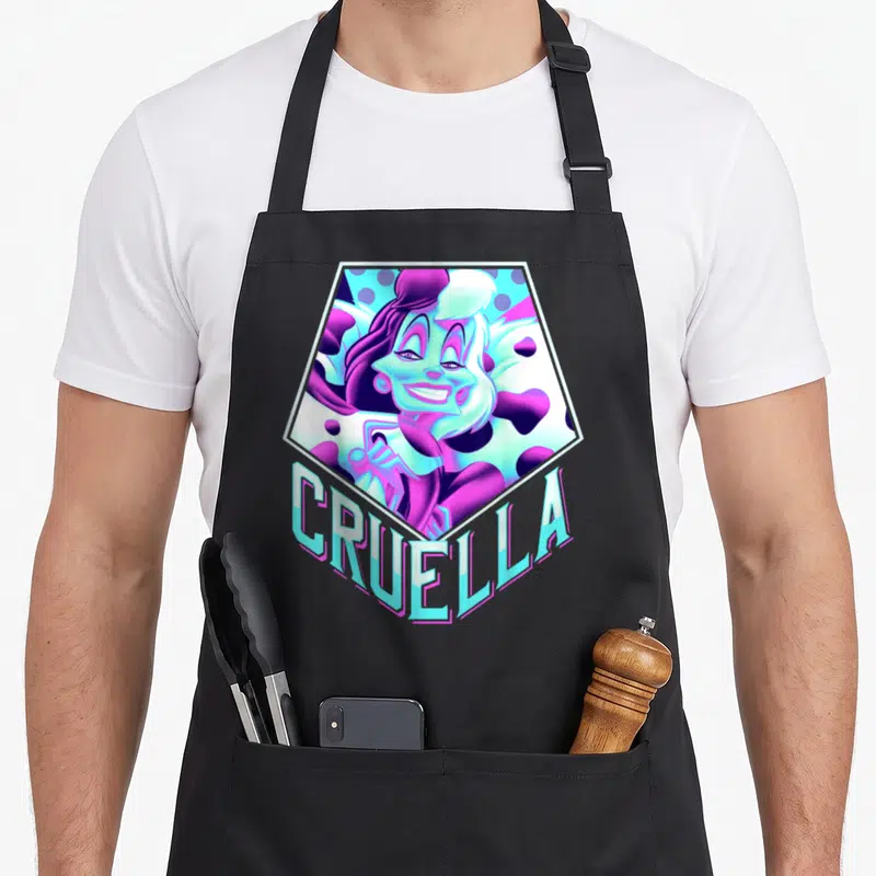 Tablier de cuisine noir avec illustration hexagonale colorée de Cruella en style pop art et texte Cruella en bas.