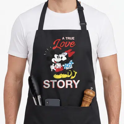 Tablier de cuisine noir avec Mickey et Minnie s'embrassant sous le texte A True Love Story.
