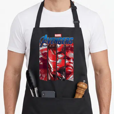 Tablier de cuisine noir avec le logo Avengers Endgame et des portraits stylisés en rouge de personnages du film.