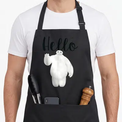 Tablier de cuisine noir avec Baymax blanc et le mot Hello en écriture cursive noire au-dessus.