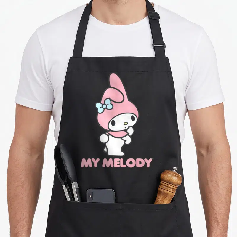 Tablier de cuisine noir avec illustration de My Melody lapin rose coiffé d'un nœud bleu et du texte MY MELODY en bas.