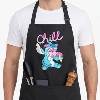 Tablier de cuisine noir avec Stitch bleu tenant une glace rose et portant des lunettes roses au-dessus du mot Chill.
