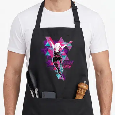Tablier de cuisine noir avec illustration colorée de Spider-Gwen en pose dynamique entourée de motifs géométriques et de texte stylisé.