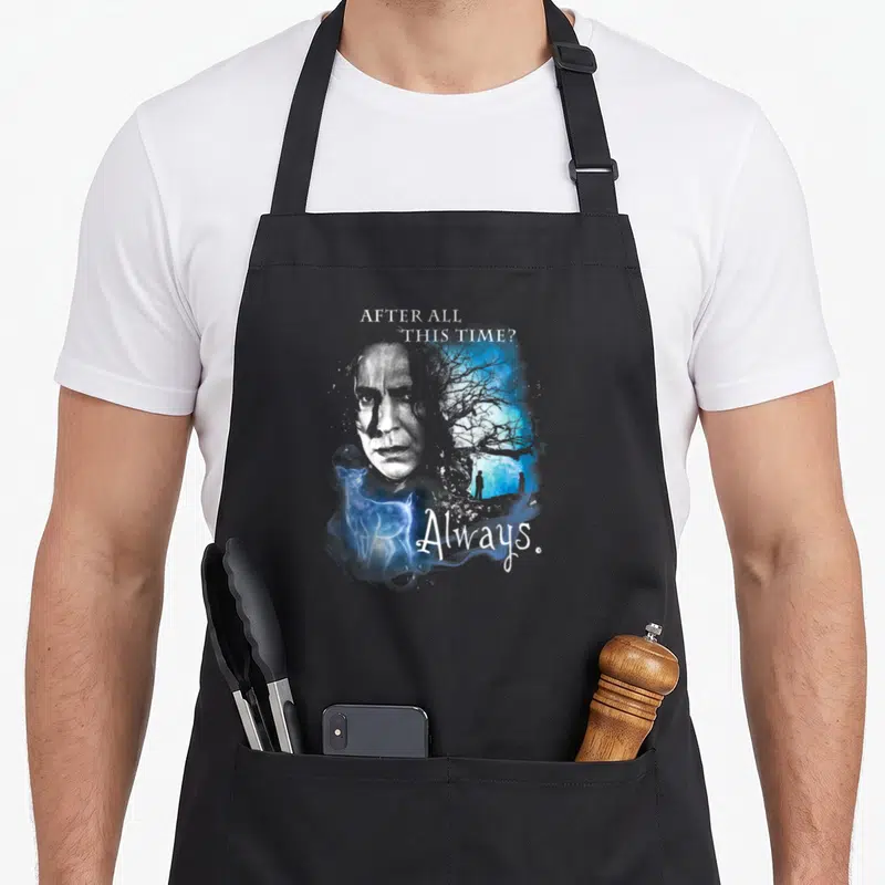 Tablier de cuisine noir avec portrait de Severus Rogue, cerf patronus bleu et texte Always After All This Time.