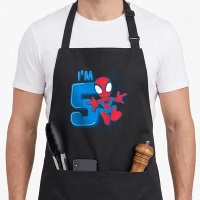 Tablier de cuisine noir avec Spider-Man mignon posé sur un grand chiffre 5 bleu et des toiles d'araignée en arrière-plan.