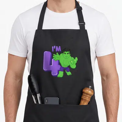 Tablier de cuisine noir avec illustration verte du Hulk et le chiffre violet 4 ainsi que le texte I'M en haut.