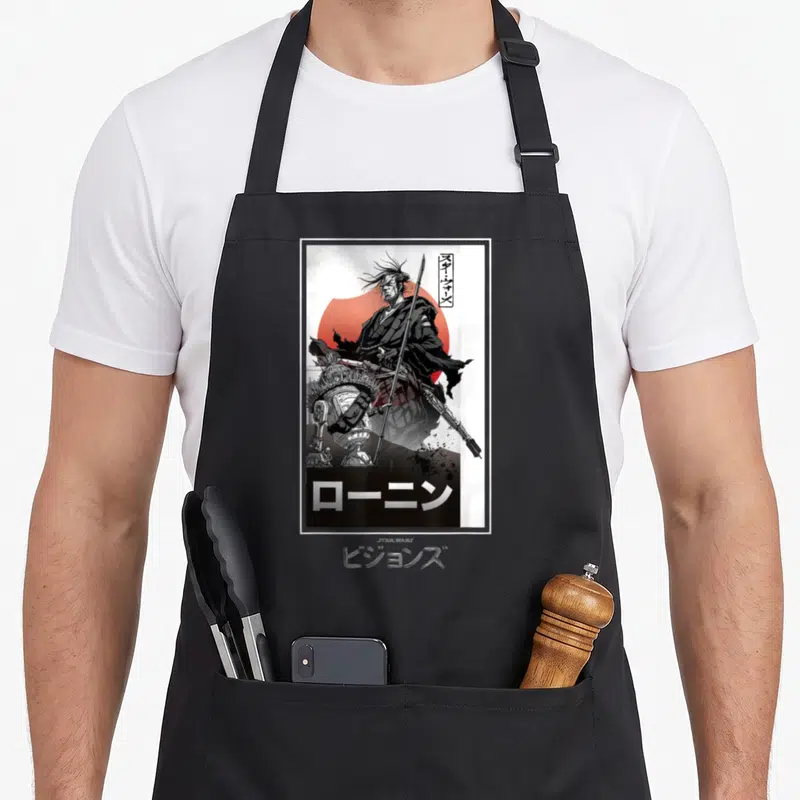 Tablier de cuisine noir avec illustration d'un samouraï et d'un robot devant un soleil rouge, style poster anime.