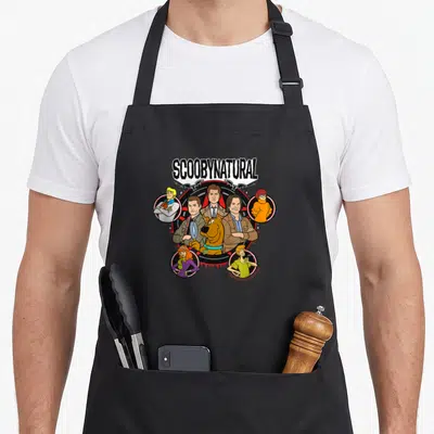 Tablier de cuisine noir avec illustration des personnages Scooby Natural et le logo Scoobynatural au centre.