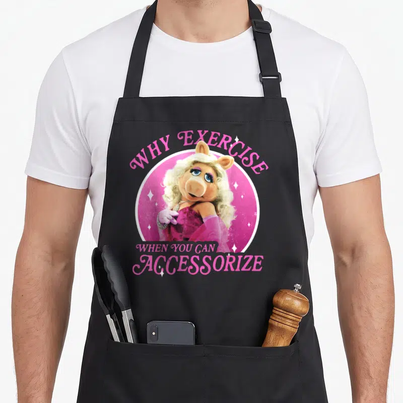 Tablier de cuisine noir avec Miss Piggy en robe rose et texte Why Exercise Accessorize.