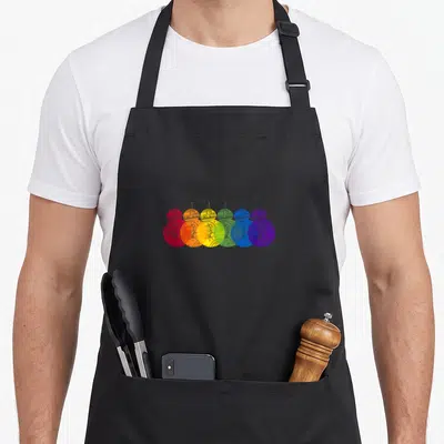 Tablier de cuisine noir avec une illustration de six robots BB-8 superposés aux couleurs vives de l'arc-en-ciel sur fond gris uni.