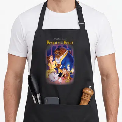 Tablier de cuisine noir avec Belle, la Bête, Madame Pote et Lumière sur fond de château bleu nuit.