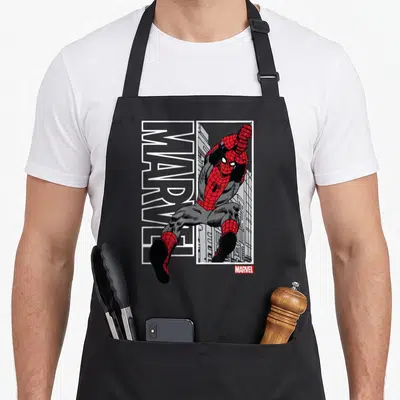 Tablier de cuisine noir avec illustration de Spider-Man suspendu et le logo Marvel vertical en blanc.
