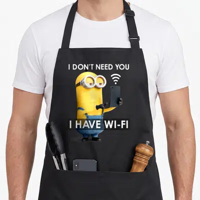 Tablier de cuisine noir avec le Minion Kevin tenant un téléphone et le texte I Have Wi-Fi imprimé en blanc.