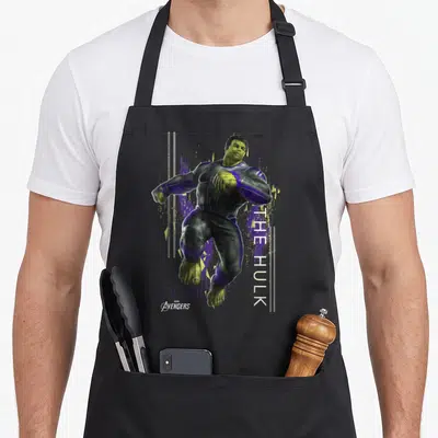 Tablier de cuisine noir avec illustration de The Hulk en course et texte blanc vertical.