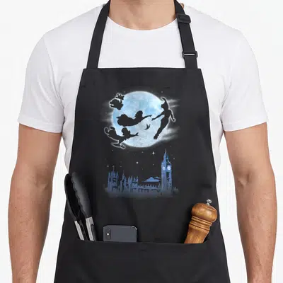Tablier de cuisine noir avec silhouettes de Peter Pan, Lune et Big Ben en bleu nuit.