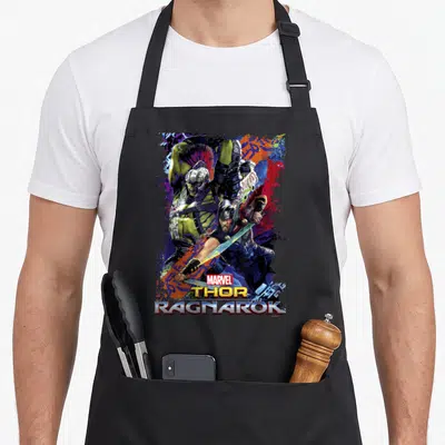 Tablier de cuisine noir avec illustration Thor et Hulk en position de combat sous le titre Thor Ragnarok Marvel.