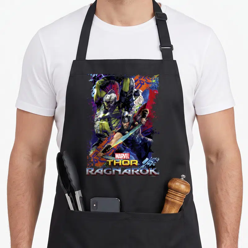 Tablier de cuisine noir avec illustration Thor et Hulk en position de combat sous le titre Thor Ragnarok Marvel.