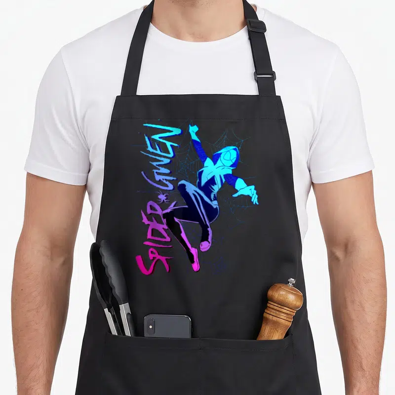Tablier de cuisine noir avec illustration colorée de Spider-Gwen et texte vertical stylisé.