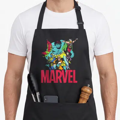 Tablier de cuisine noir avec une illustration colorée des Avengers et le logo Marvel en rouge vif sur le devant.